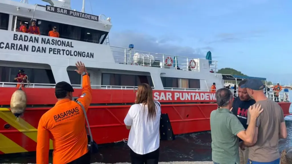 Búsqueda continúa por españoles desaparecidos tras naufragio en Indonesia