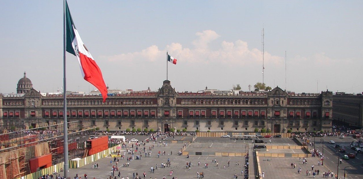 Evacuación del Palacio Nacional de México tras activarse alerta sísmica